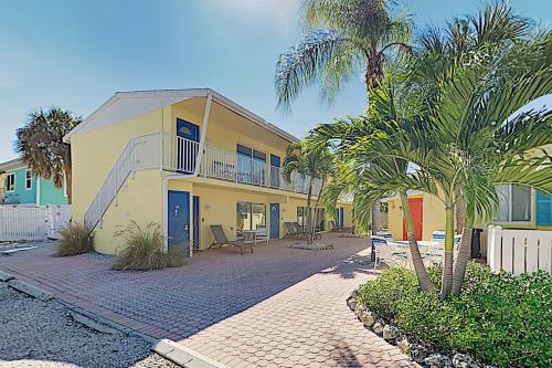 New Listing! Island Escape Steps to Stunning Beach apts - image 4