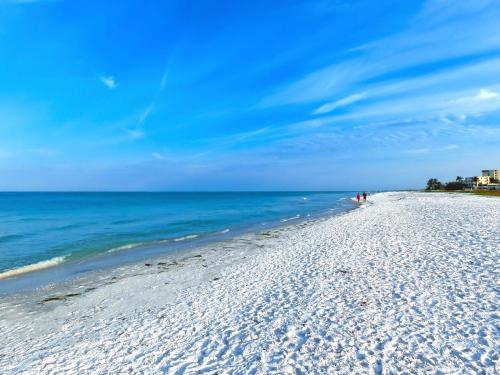 New Listing! Island Escape Steps to Stunning Beach apts - image 6