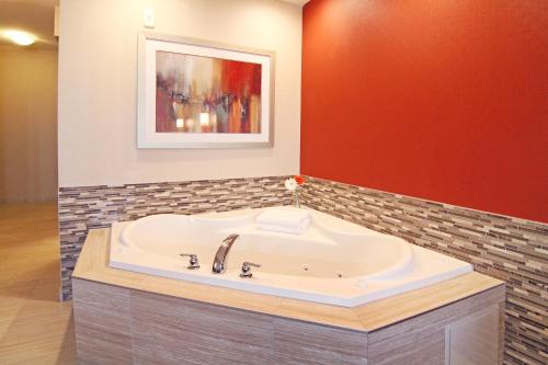 King Suite with Jacuzzi - Non-Smoking