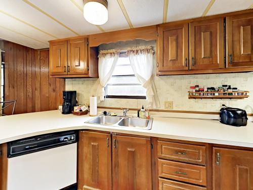 Serenity Views Bungalow - Close to City and Parkway! in Weaverville, USA