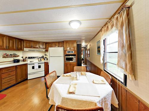 Serenity Views Bungalow - Close to City and Parkway! in Weaverville, USA