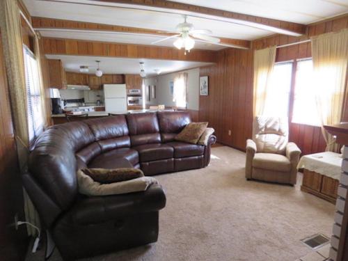 Serenity Views Bungalow - Close to City and Parkway! in Weaverville, USA