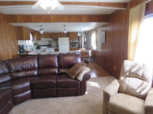 Serenity Views Bungalow - Close to City and Parkway! in Weaverville, USA