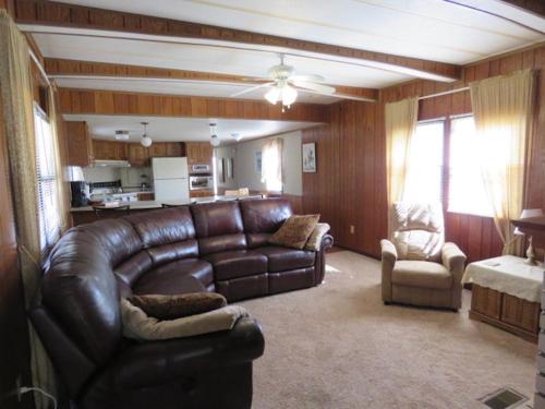 Serenity Views Bungalow - Close to City and Parkway! in Weaverville, USA
