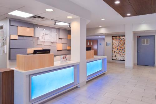Holiday Inn Express & Suites Southfield - Detroit, an IHG Hotel