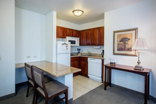 One-Bedroom Suite with Two Queen Beds - Non-Smoking