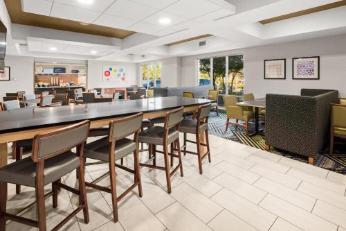 Holiday Inn Express Hotel & Suites Marysville an IHG Hotel - image 4