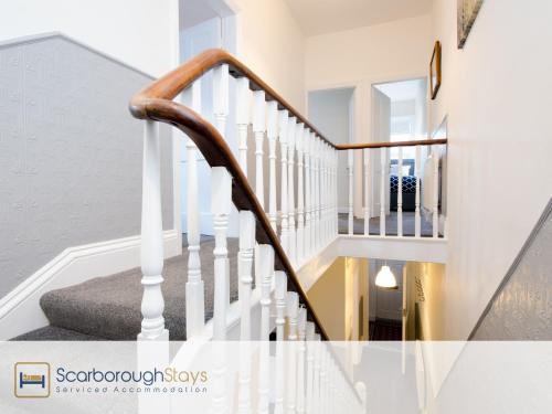 Beautiful Victorian Townhouse Great location close to THE BEACH and Peasholm Park with FREE PARKING SLEEPS 9 - image 4