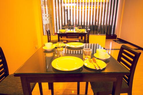 Restaurant, Hotel Yankin in Inya Lake