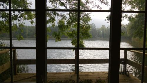 Skats, La cabane sur l'eau in Laid Trou