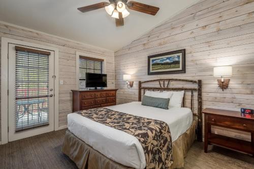 Holiday Inn Club Vacations Piney Shores Resort at Lake Conroe in Conroe, USA