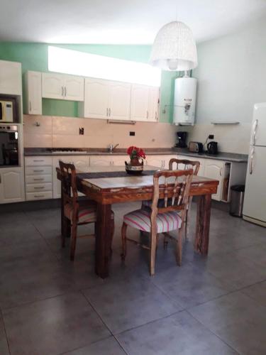 virtuve, Hermosa casa frente al rio icho cruz 10 personas in Cuesta Blanca