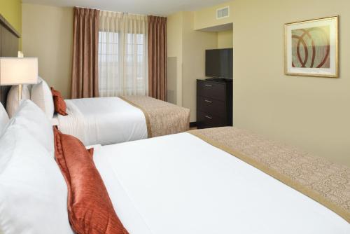 1 king bed, 2 queen beds