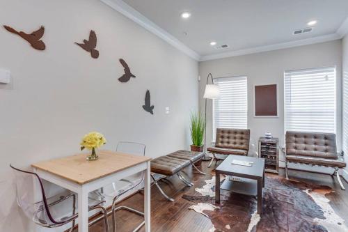 Posh 2 level DC oasis with all the amenities