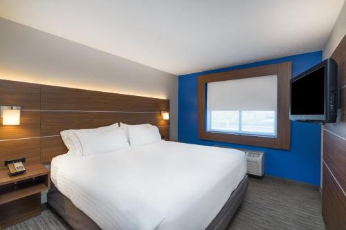 1 king bed, 1 sofa bed