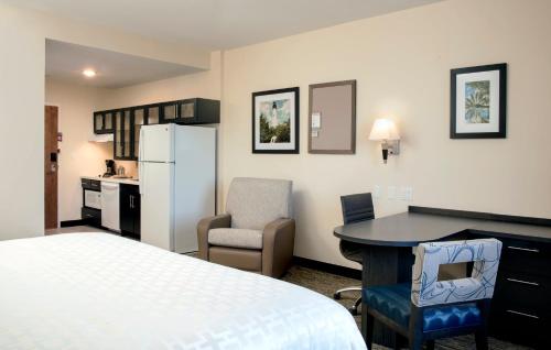 Candlewood Suites Miami Executive Airport - Kendall