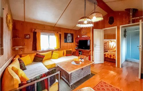 Awesome caravan in Livry-sur-Seine with 2 Bedrooms, WiFi and Heated swimming pool in Livry-sur-Seine