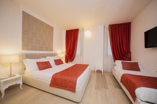 2 queen beds, 1 twin bed