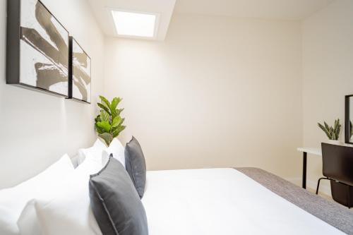 3BR Unit Relaxing Patio In Trendy Logan Square - image 9