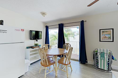 New Listing! Tranquil Getaway 350’ to Prized Beach apts - image 4