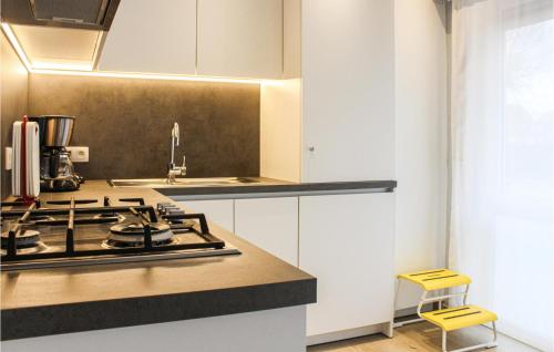 Stunning apartment in Oostende w/ WiFi and 3 Bedrooms - image 5