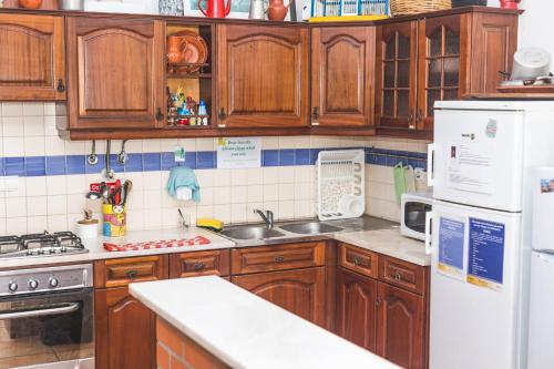 Ericeira Chill Hill Hostel & Private Rooms - Peach Garden - image 2