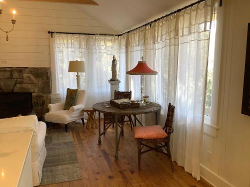 Lower Lake Cottage - image 8