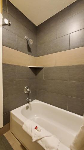 ห้องน้ำ, รามาดา บาย วินด์แฮม แฟลกสตาฟ อีสต์ (Ramada by Wyndham Flagstaff East) in เนียร์ เซ็นเตอร์