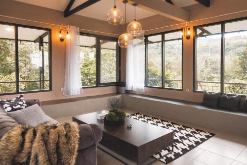 Villa Baba - Industrial, Cliff mountain view near Taman Safari Cisarua