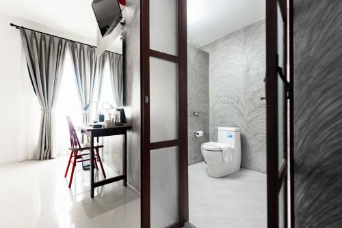 room detail thumbnail 2