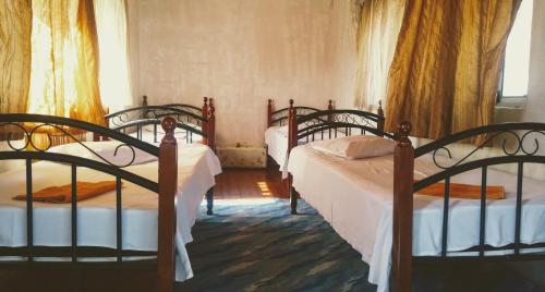 5 twin beds