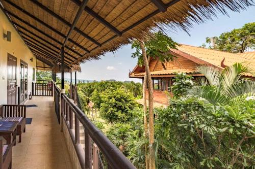 ระเบียง/ชานเรือน, Good Time Sports Village Koh Mak in เกาะหมาก (ตราด)