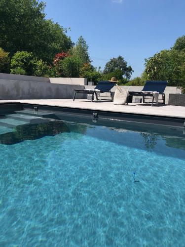 Басейн, Chambres d'Hôtes avec piscine à 10 min de Bourg en Bresse - Ain - LE MOULIN DE LONGCHAMP (Chambres d'Hotes avec piscine a 10 min de Bourg en Bresse - Ain - LE MOULIN DE LONGCHAMP) in Macon