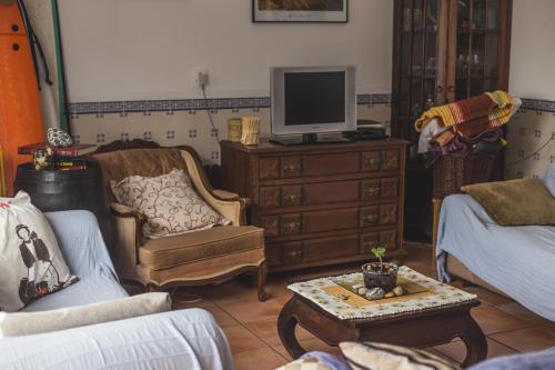 Ericeira Chill Hill Hostel & Private Rooms - Peach Garden - image 11