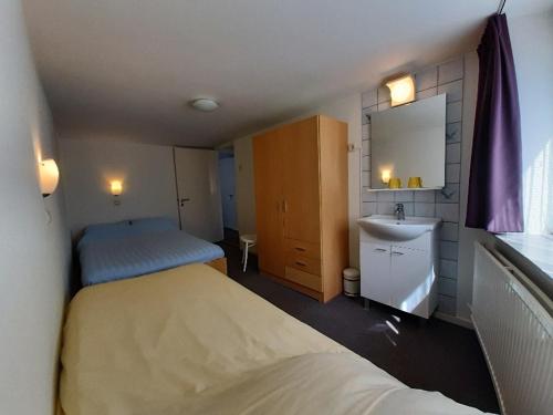 Marx Motel - image 14