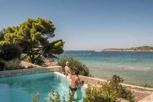 Bungalow with Pool and Sea View