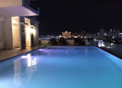 MABOLO GARDEN FLAT by DM short walk ayala mall,free gym POOL,Wifi,Kitchen,Balcony