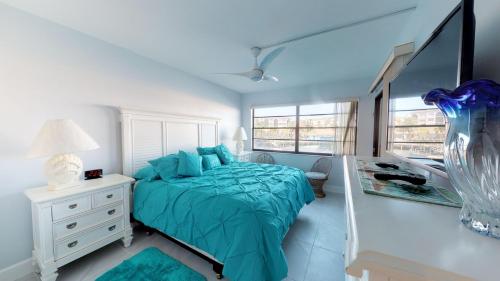 Renovated 2 Story 2 bed 2 bath Cabana Unit w/ On-Site Dolphin Tiki! - image 3
