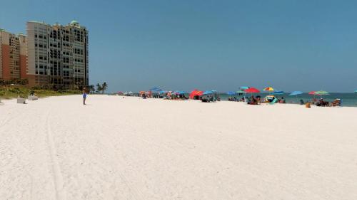Incredible Views from this Renovated Beachfront Getaway @ the Apollo!!! - image 8