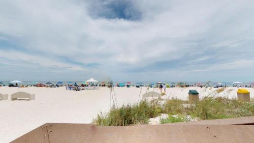 Beachfront 1 Bed w/ On Site Tiki Bar/Restaurant! - image 10