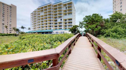 Beachfront 1 Bed w/ On Site Tiki Bar/Restaurant! - image 11