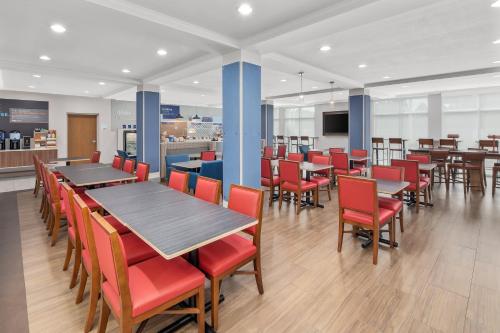 홀리데이 인 익스프레스 & 스위트 팜 베이 바이 IHG - 식음료(F&B)