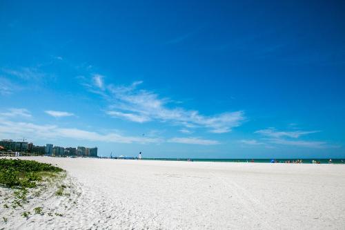 1 Bed Direct Beach Access Close to J.W. Marriott!! - image 11