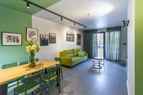2 bedrooms, 4 beds