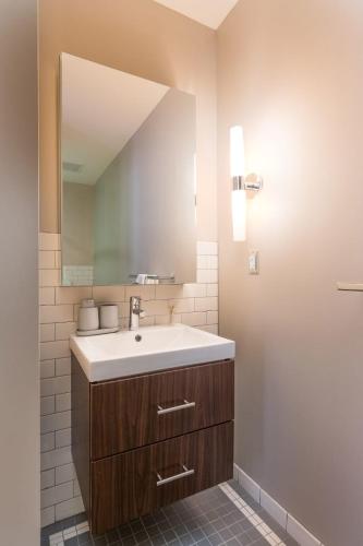 Comfy DT 1BR with Gym & Pool by Zencity - image 8