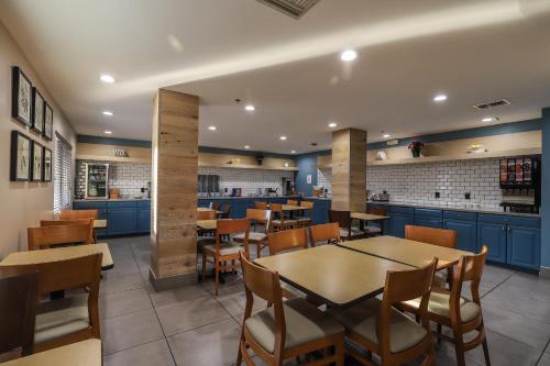 Country Inn & Suites by Radisson Chandler - image 14