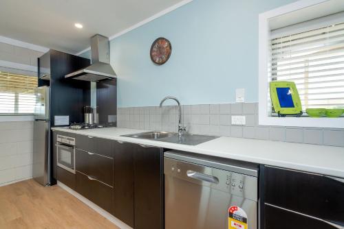 ห้องครัว, ONEPU MOANA 4-6 Bdr Holiday Home in โอโปโนนี