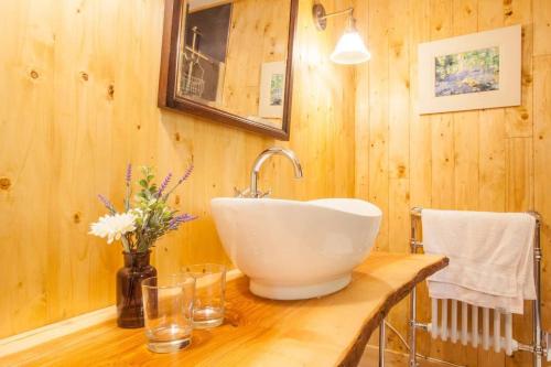 Banyo, Off-Grid Relaxing Getaway at The Captain's Rest in Campsie and Kirkintilloch North