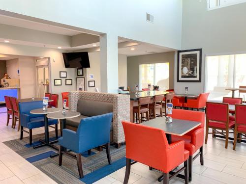 Mat och dryck, Holiday Inn Express Hotel & Suites Lexington Northeast in Meadowthorpe