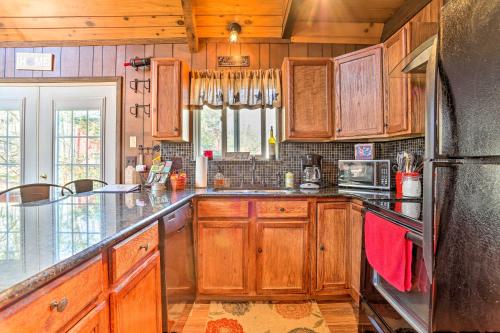 Chic Poconos Chalet with Deck and Lake Access! - image 5